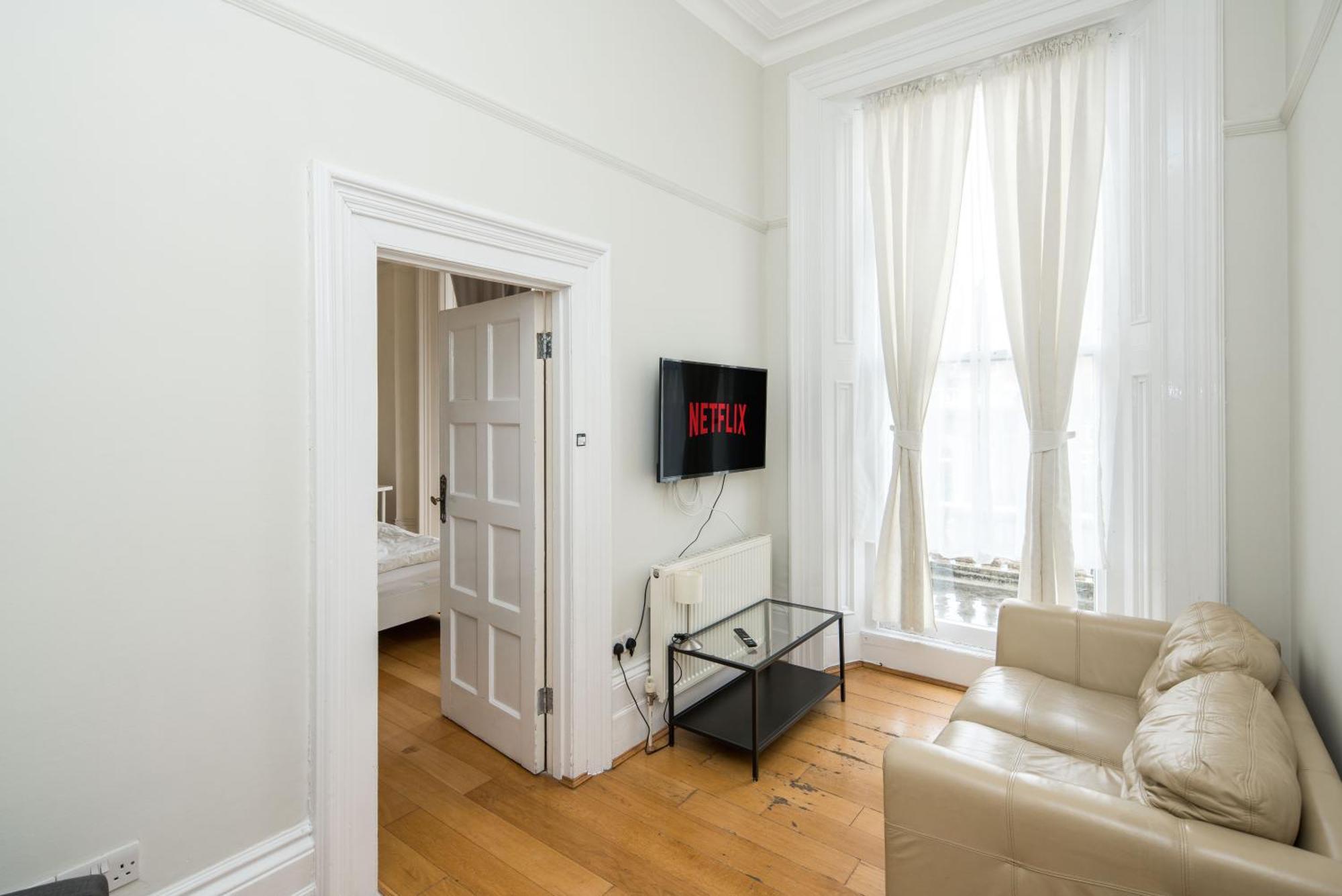 Four Beds By The Station Apartment London Exterior photo