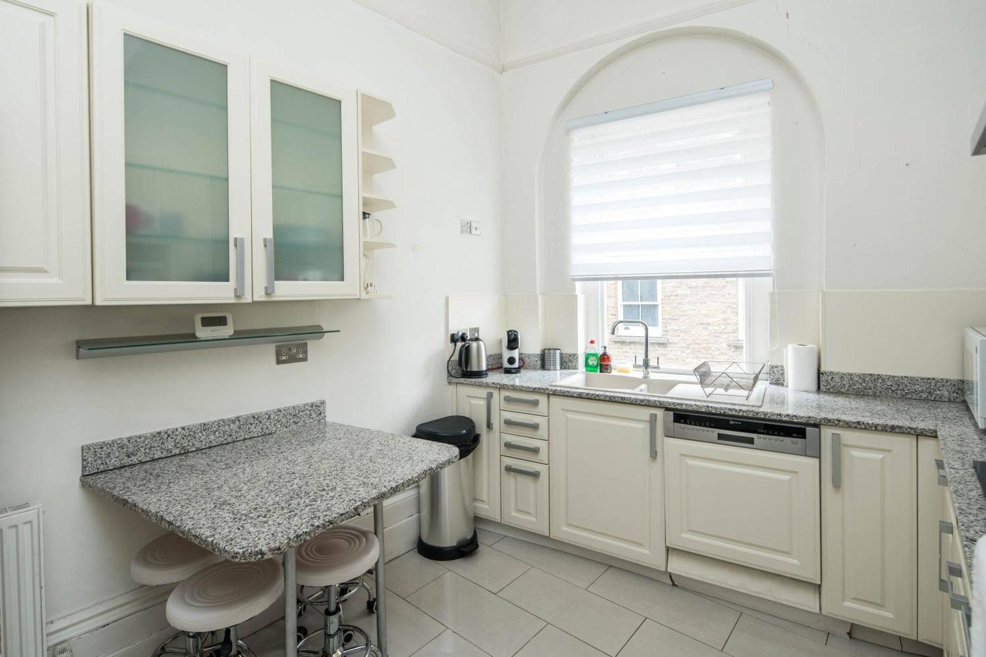 Four Beds By The Station Apartment London Exterior photo
