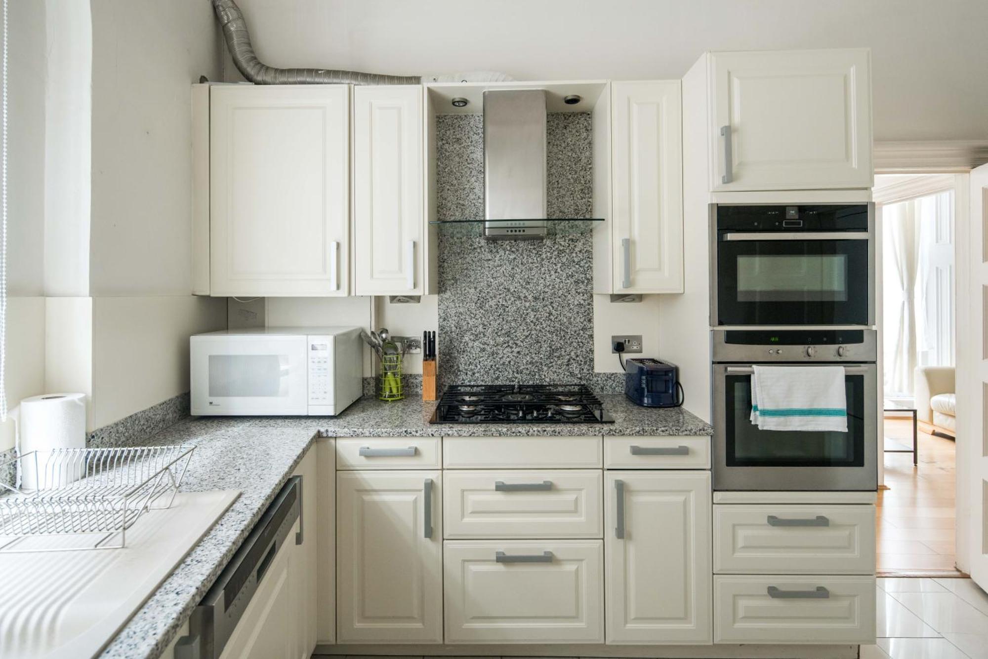 Four Beds By The Station Apartment London Exterior photo